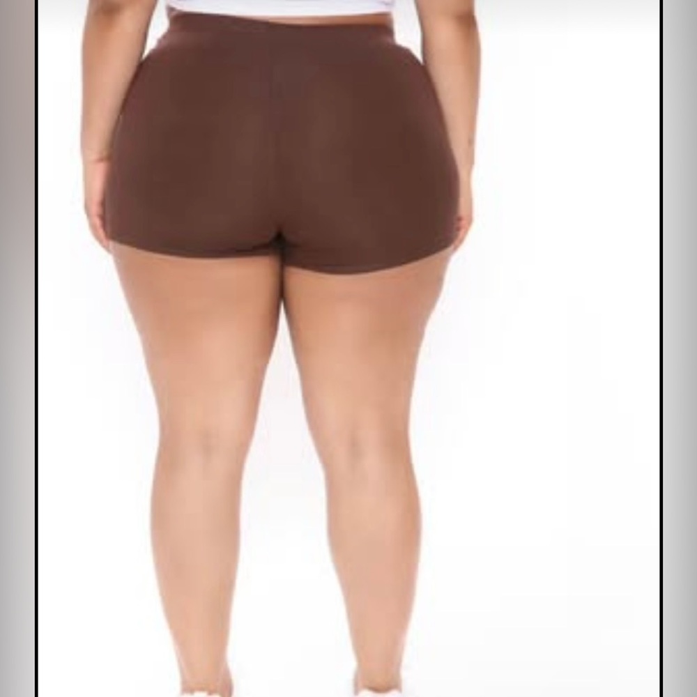 Brand new 

Size 2XL

Plain Jane mini shorts- chocolate